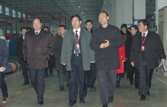 溧陽市全體人大代表、政協(xié)委員一行600余人來江蘇上上電纜集團參觀